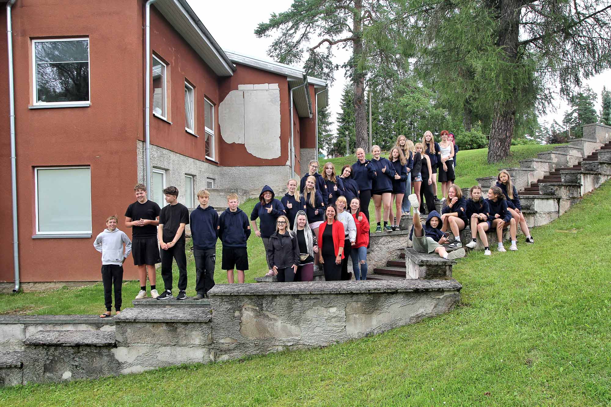 Tänavuse ööbimisega noortemaleva staabiks oli Sõmerpalu noortetuba, kuhu pärast igat tööpäeva ühistegevusteks koguneti. Foto on tehtud maleva kolmandal päeval, 22. juulil. Esireas vasakult: Sõmerpalu noortetoa noorsootöötaja Helje Võõras, Kääpa noortemaja ja Lasva noortetoa noorsootöötaja Jane Oja, Võru valla kultuuri- ja noorsootööspetsialisti Sirle Muiste-Männik, Parksepa noortemaja noorsootöötaja Birgit Masing ja hennamaalingu töötoa korraldaja Lisette Sein. FOTO: Marko Jakobi